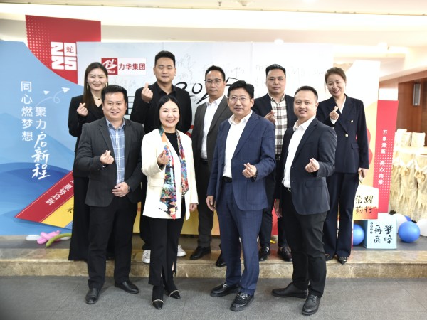 老板与销售团队留影